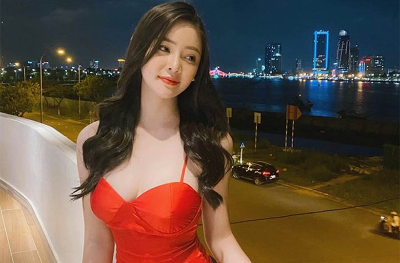 Hot girl RMIT "đốt mắt" người xem với gu thời trang nóng bỏng